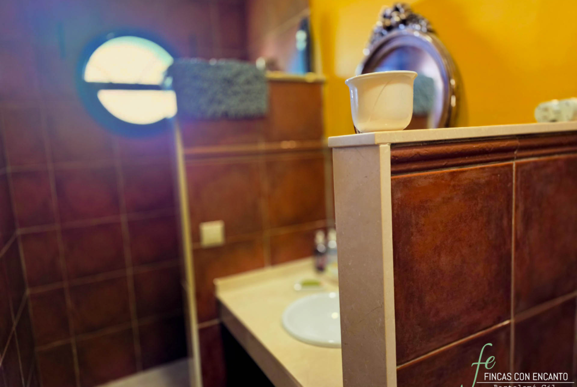 Cuarto de baño donde se visualiza parte del lavabo