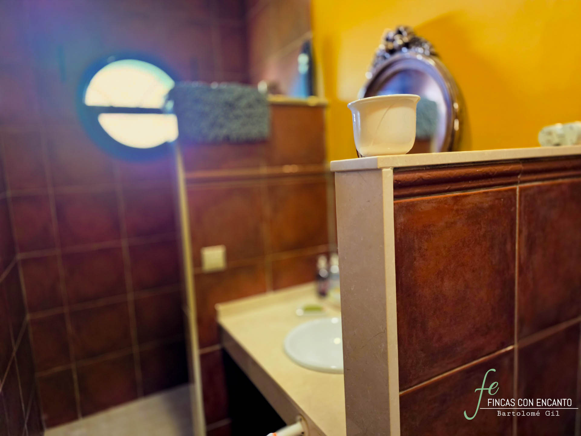 Cuarto de baño donde se visualiza parte del lavabo