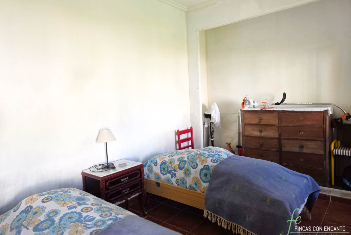 Dormitorio con dos camas individuales