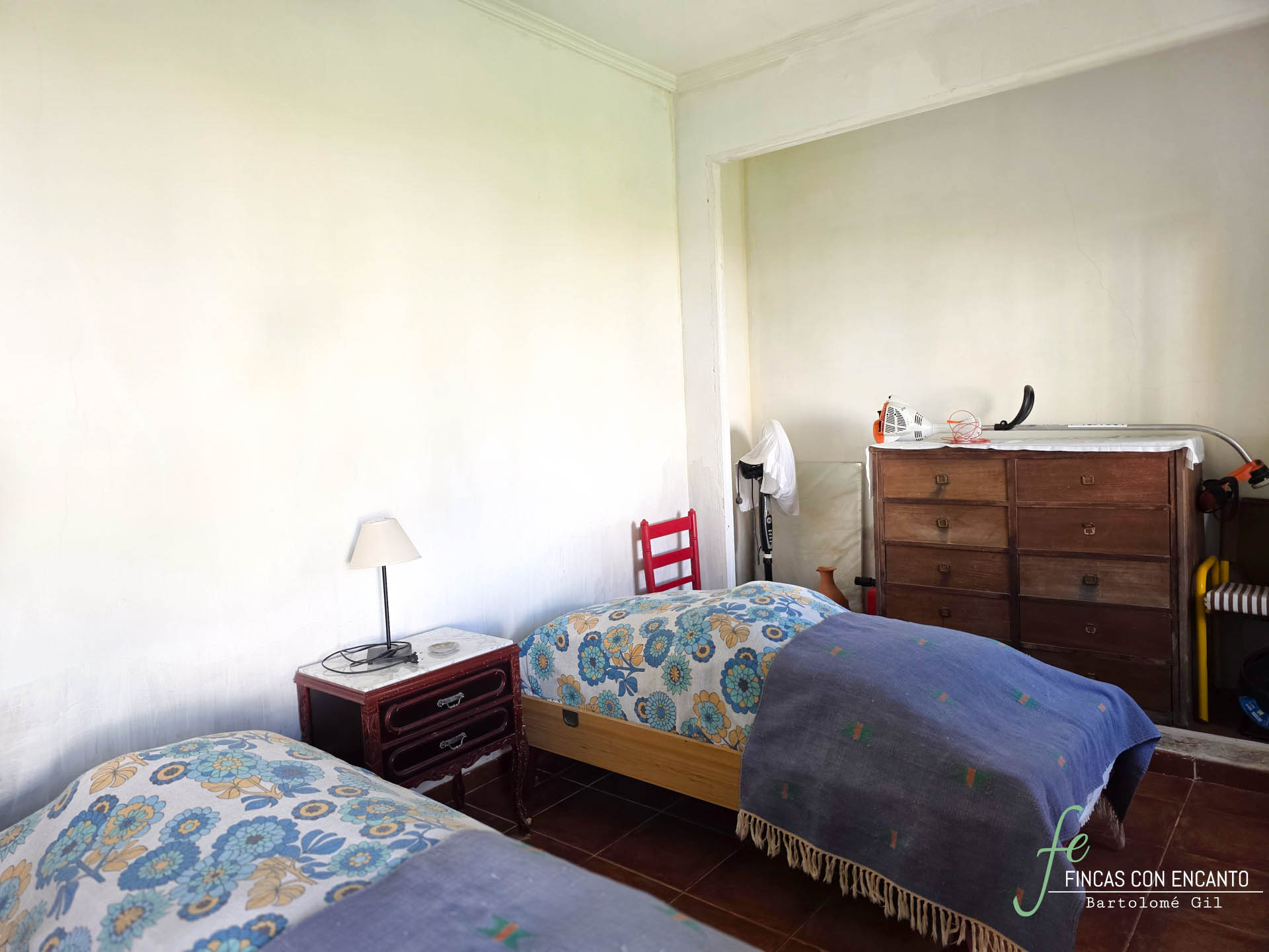 Dormitorio con dos camas individuales
