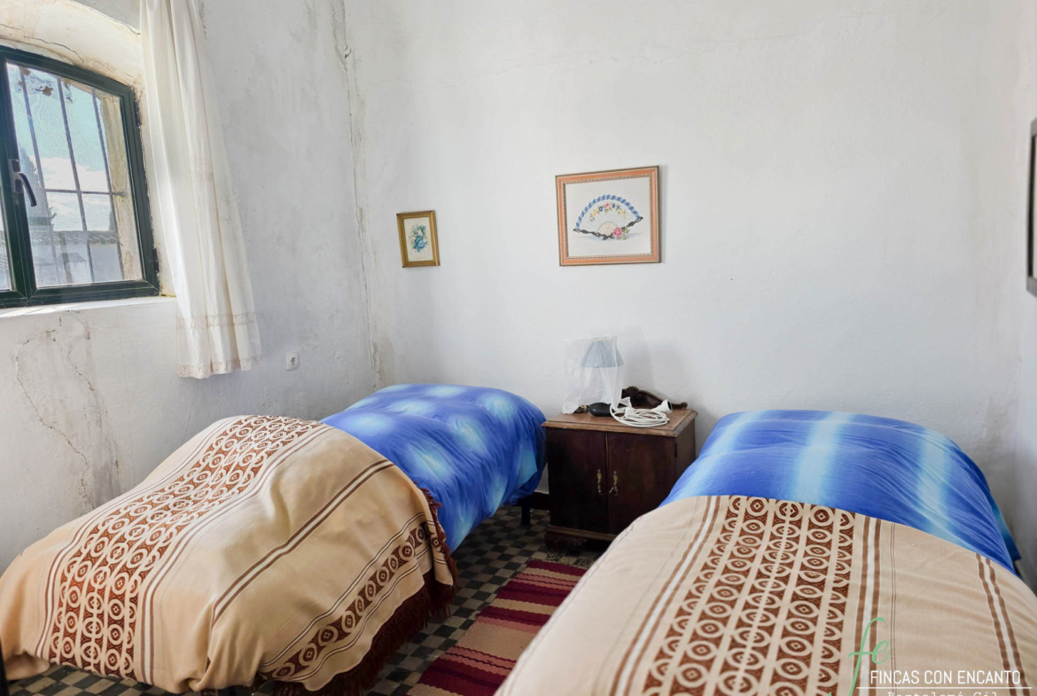 Dormitorio con dos camas individuales