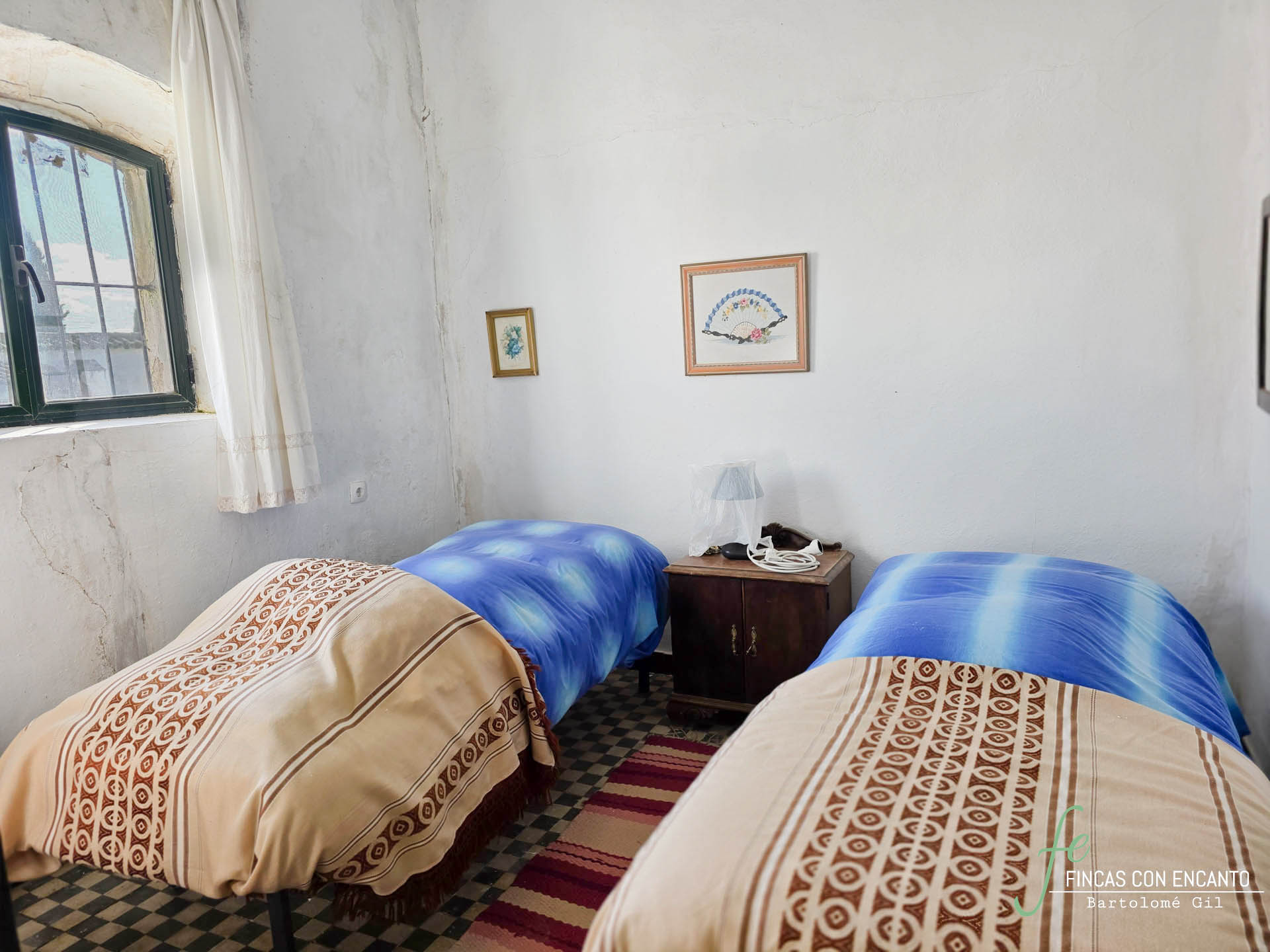 Dormitorio con dos camas individuales