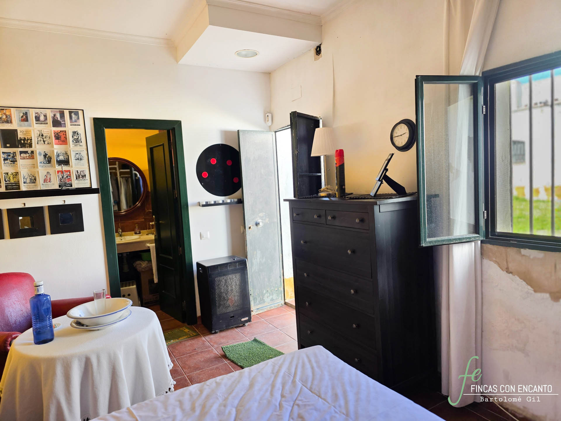 Entrada del dormitorio con cama de matrimonio