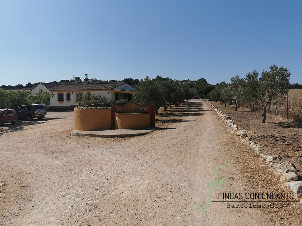Otra vista del exterior de la finca