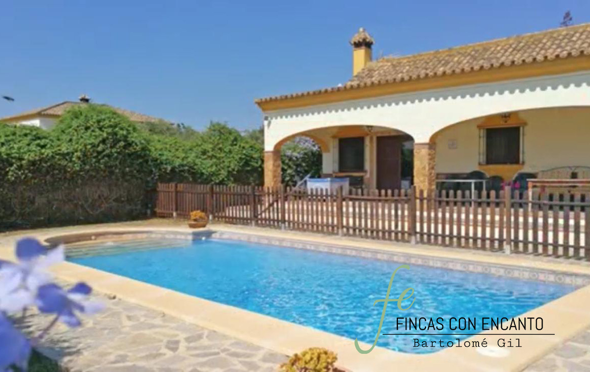 Fachada de la propiedad junto a la piscina