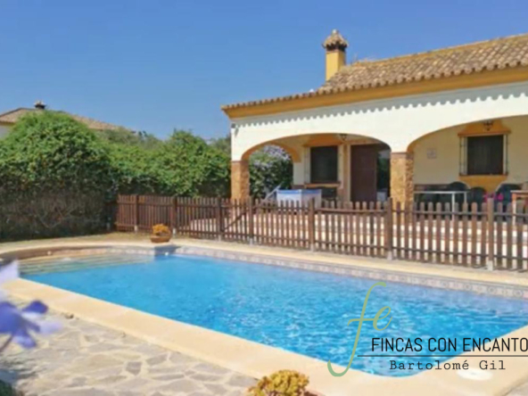 Fachada de la propiedad junto a la piscina