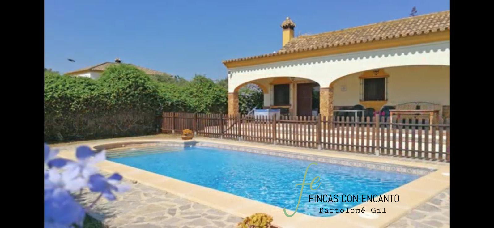 Fachada de la propiedad junto a la piscina