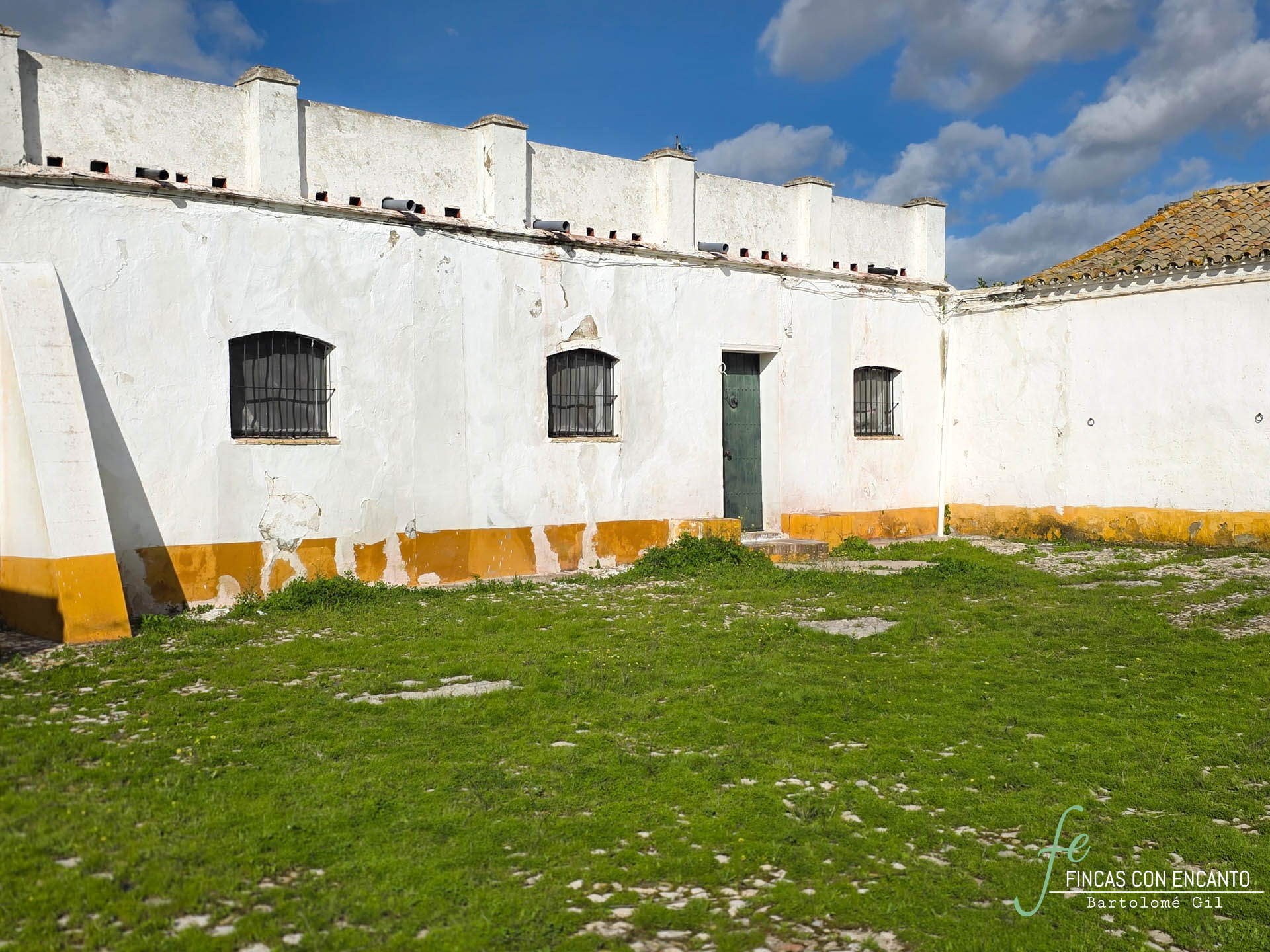 Muro que da al patio interior de la finca
