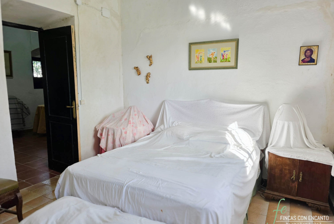 Dormitorio con cama de matrimonio
