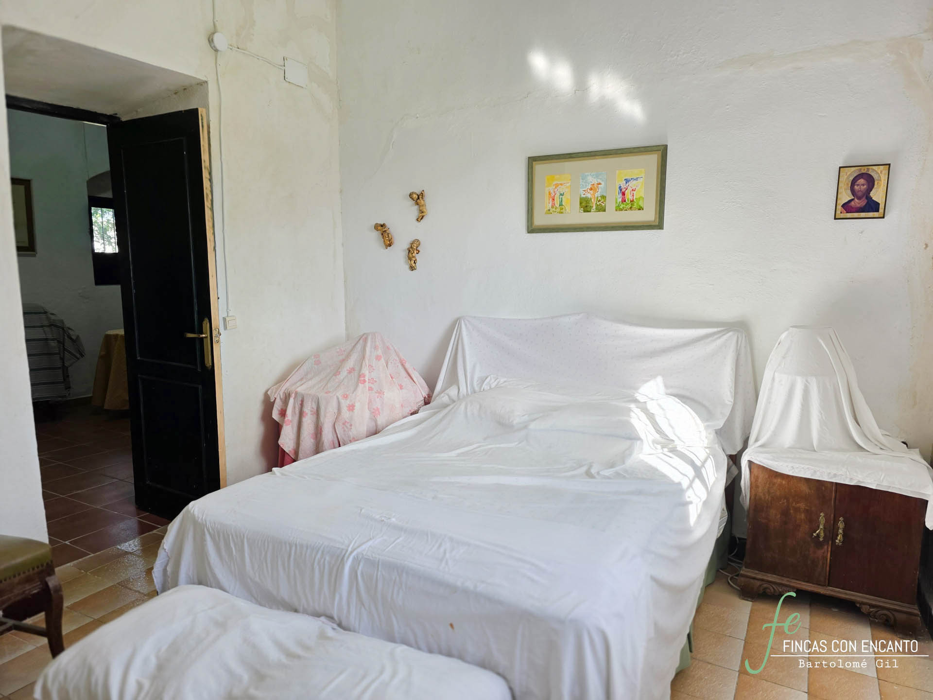 Dormitorio con cama de matrimonio