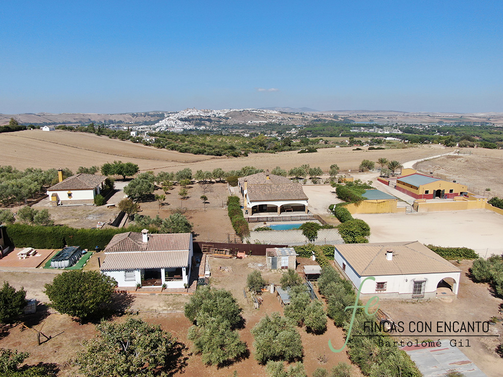 Vista aérea de las viviendas que encuentras en la finca