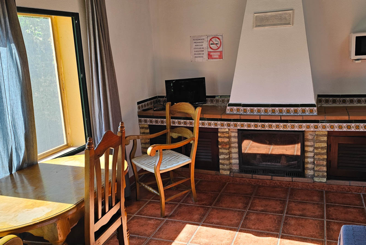 Pequeña cocina con chimenea