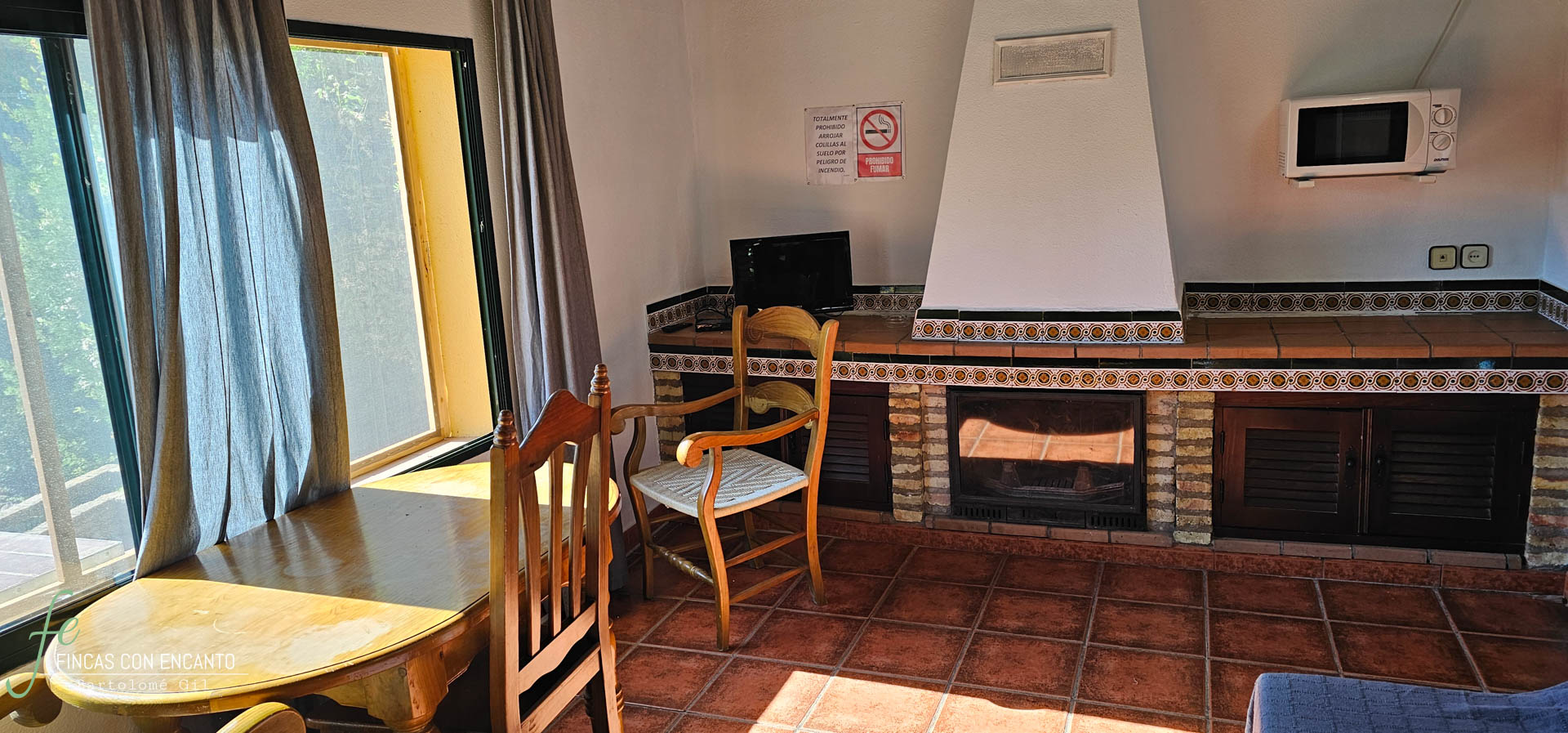 Pequeña cocina con chimenea