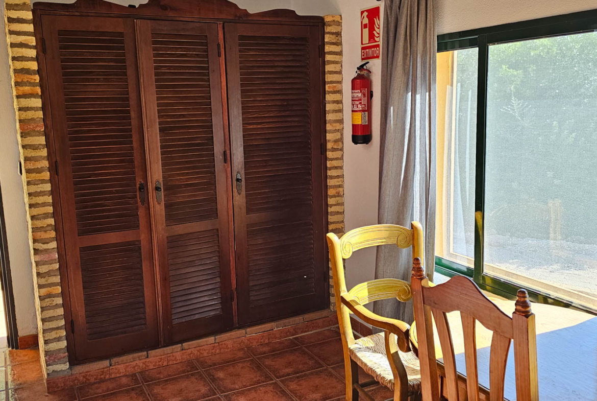 Estancia con mesa, sillas y armario