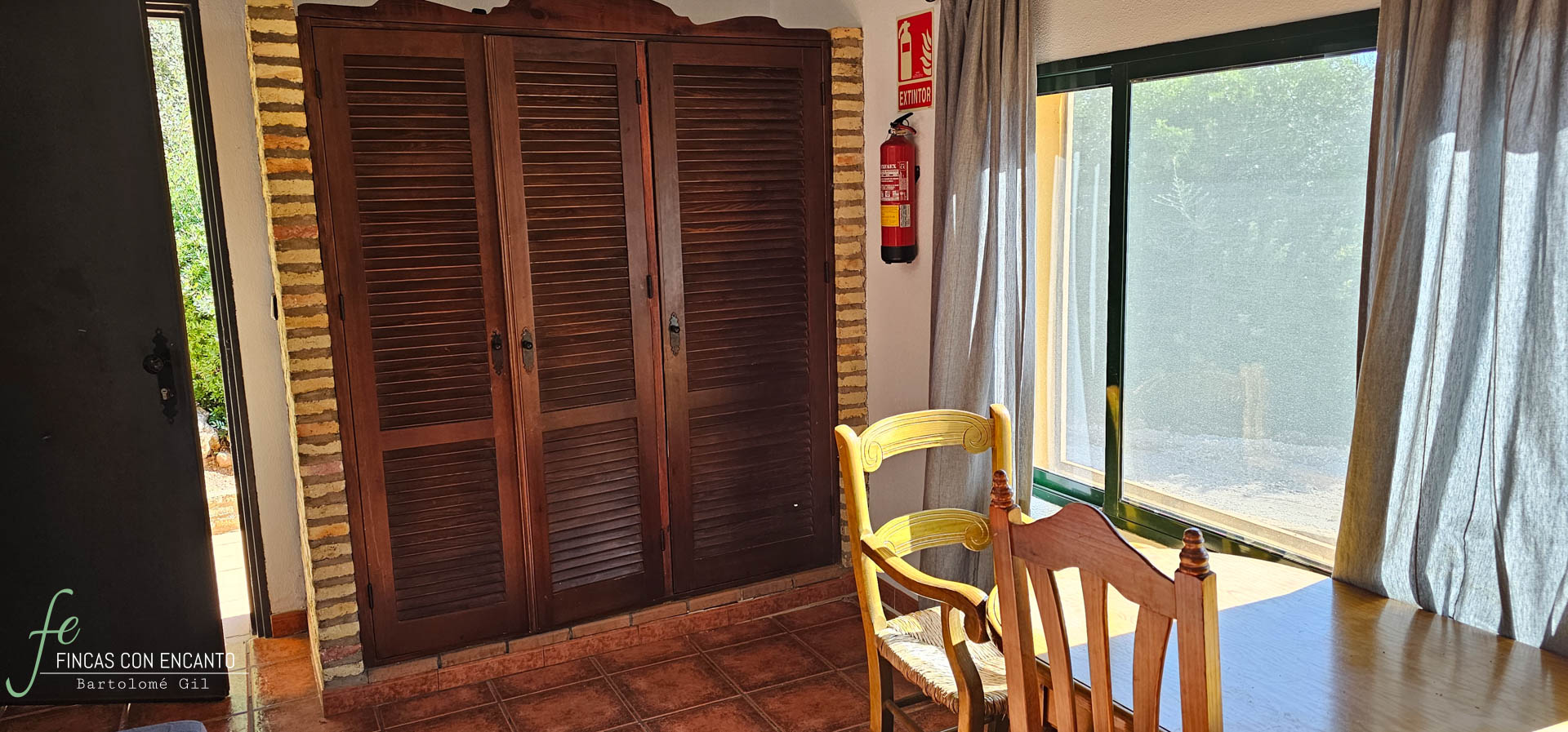 Estancia con mesa, sillas y armario