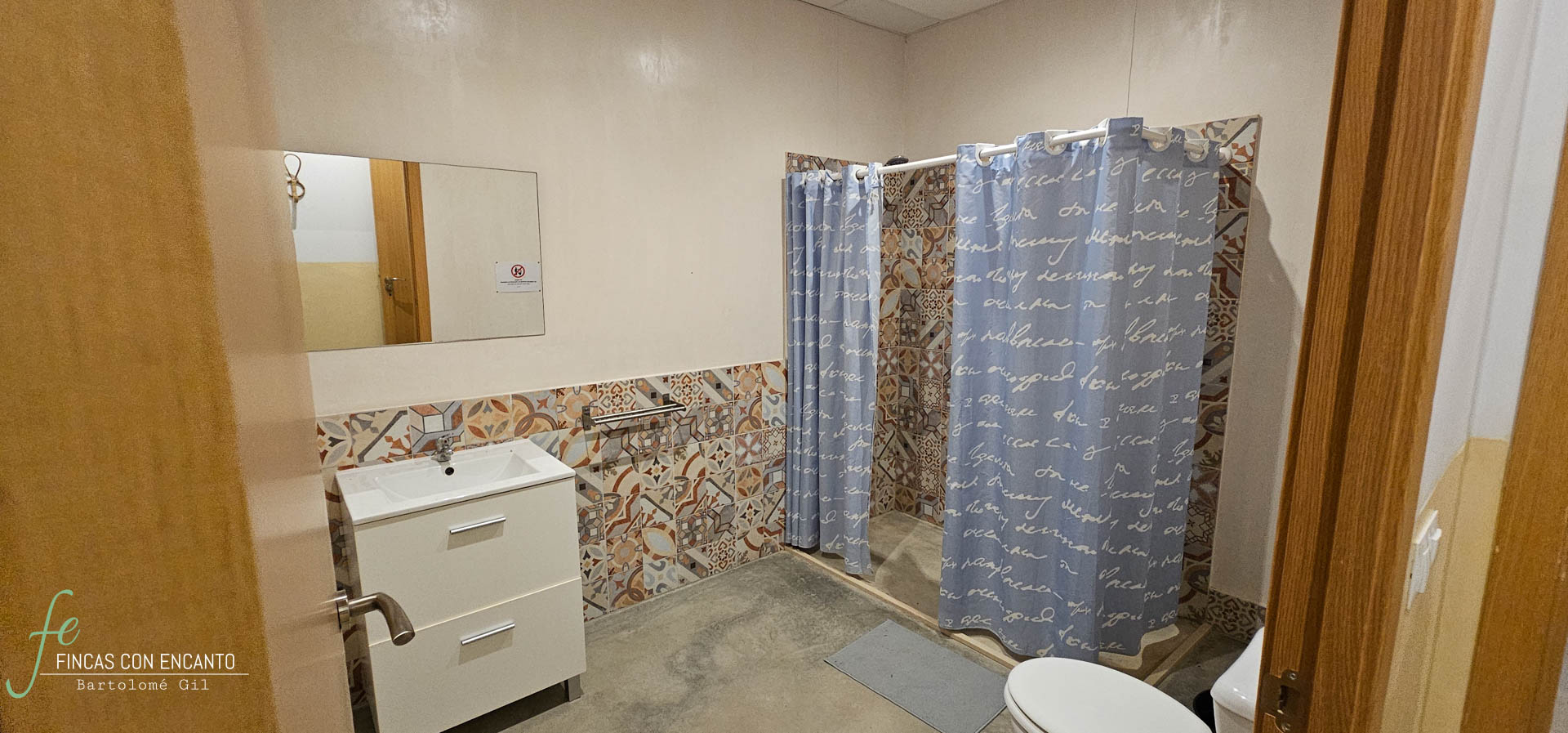 Cuarto de baño con ducha