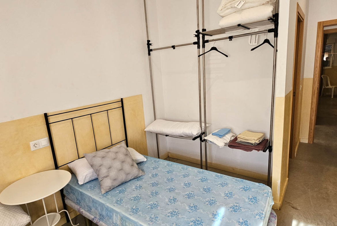 Dormitorio con cama individual