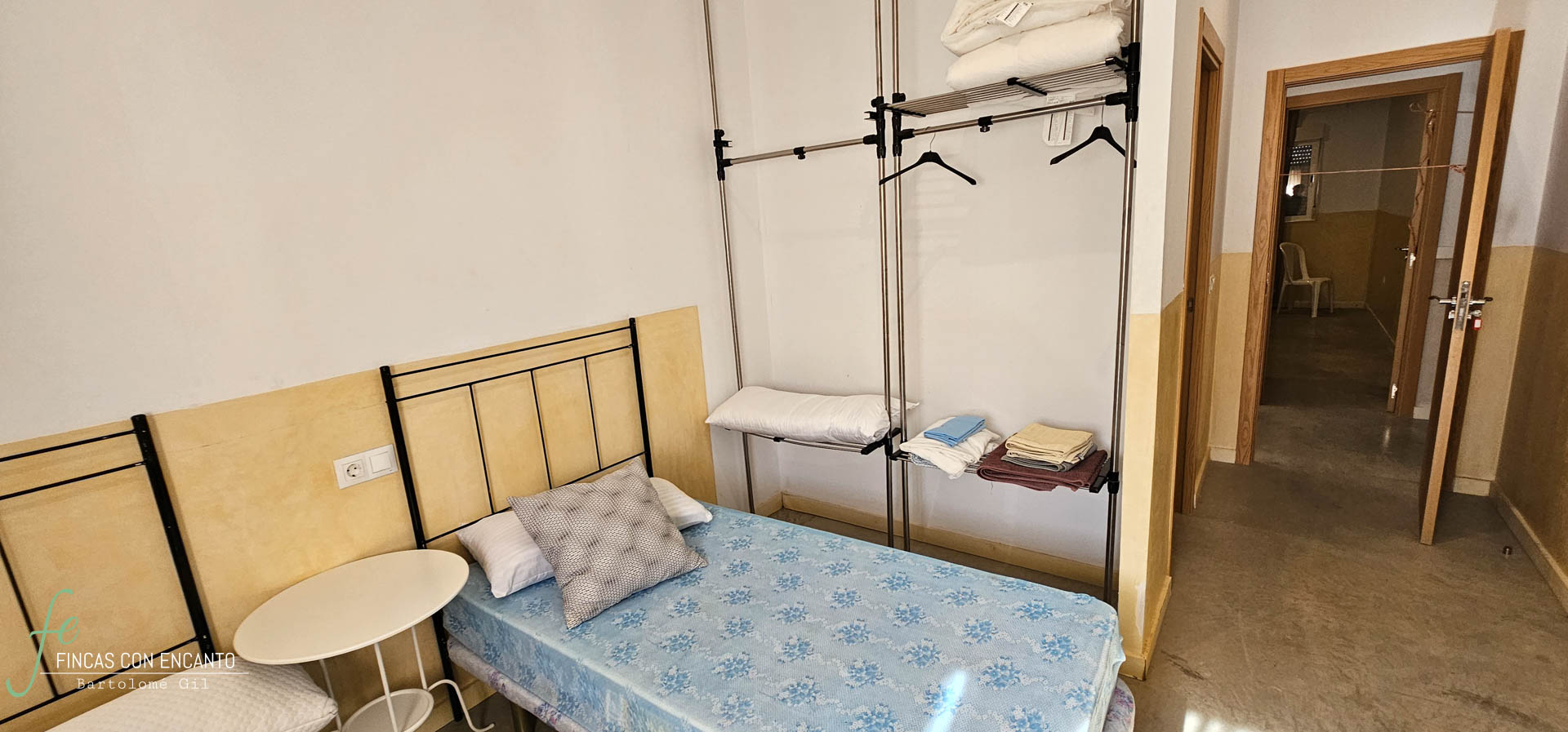Dormitorio con cama individual