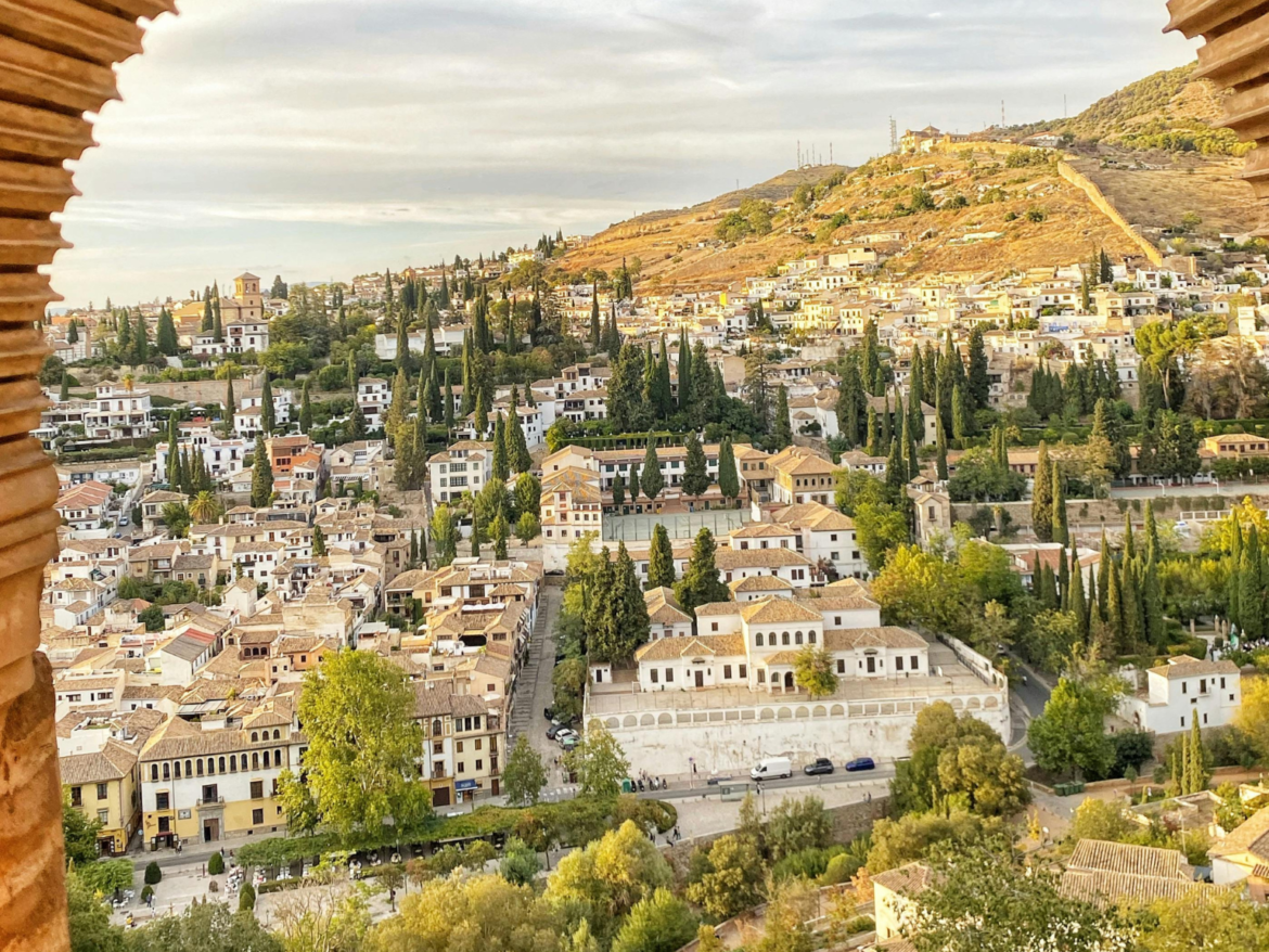 Vista Panorámica De Granada Desde El Arco De La Alhambra