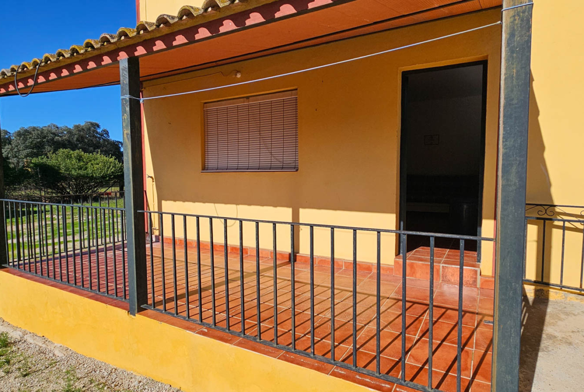 Uno de los porches de la vivienda