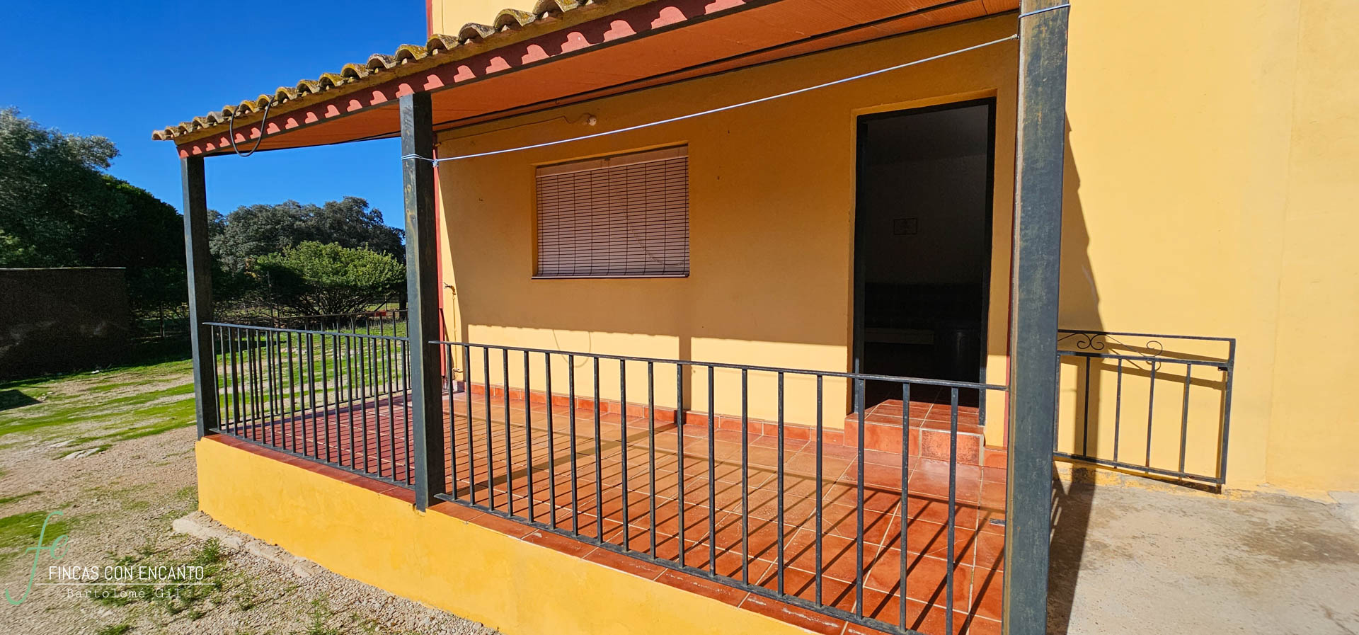 Uno de los porches de la vivienda