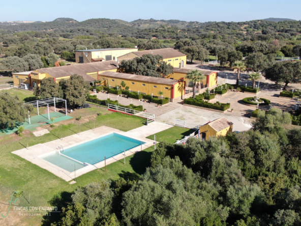 Foto aérea donde se visualiza tanto la casa principal como la piscina