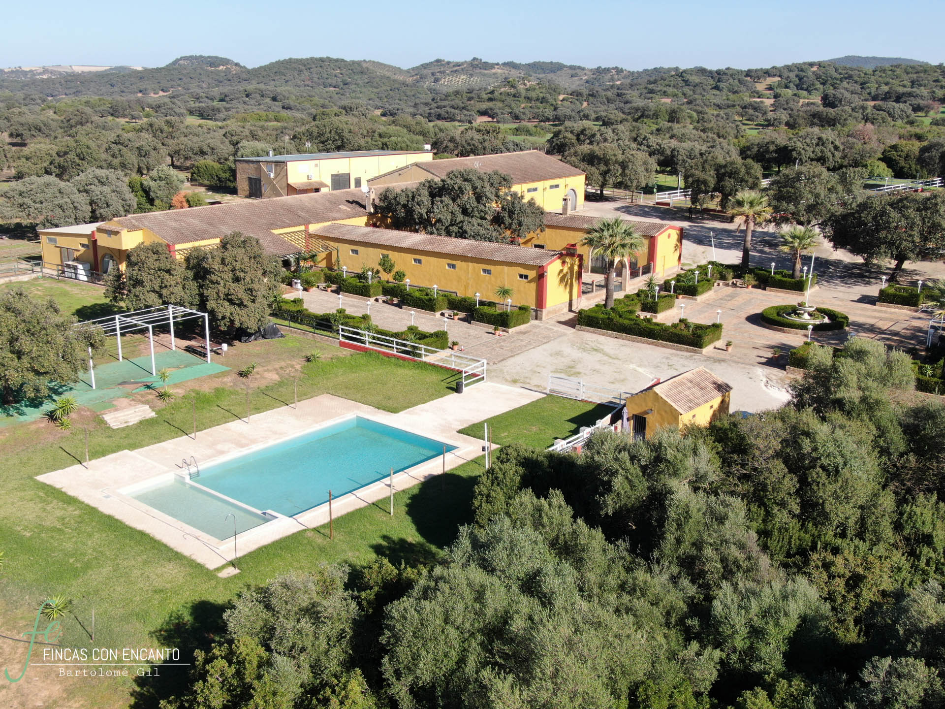 Foto aérea donde se visualiza tanto la casa principal como la piscina